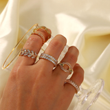 Goldring mit Nieten Cassandra