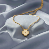 Halskette aus Gold mit Kleeblatt