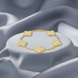 Vierblättriger Kleeblatt in goldfarbener Zirkonia